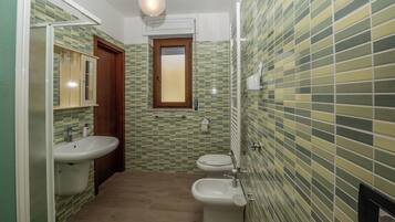 Nhà, 2 phòng ngủ, ban công | Phòng tắm | Buồng tắm vòi sen, khăn tắm, giấy vệ sinh