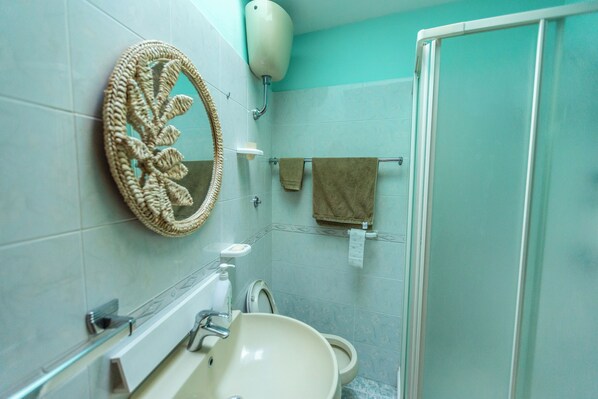 A bathroom with a sink, toilet, and shower. - La Casetta Di Gerani (Montemarano)