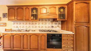 Appartamento, 1 camera da letto, balcone | Cucina privata | Frigorifero con congelatore, microonde, forno, piano cottura