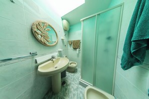 House, 1 Bedroom, Balcony | Bathroom | Shower, hair dryer, towels, toilet paper - La Casetta Di Gerani (Montemarano)