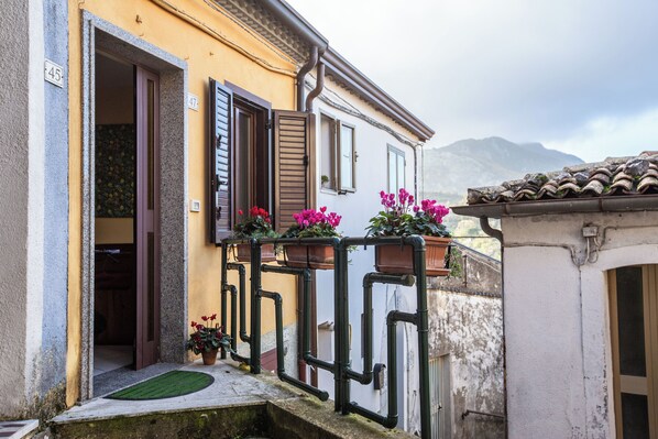 Un edificio con balcón, una puerta y una ventana.