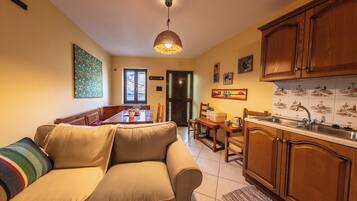 Appartamento, 1 camera da letto, balcone | Cucina privata | Frigorifero con congelatore, microonde, forno, piano cottura