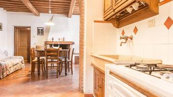 Huis, 2 slaapkamers, balkon | Privékeuken | Een koelkast, een oven, een kookplaat, een waterkoker