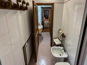 Nhà, 2 phòng ngủ, ban công | Phòng tắm | Buồng tắm vòi sen, máy sấy tóc, chậu vệ sinh/vòi rửa, khăn tắm 