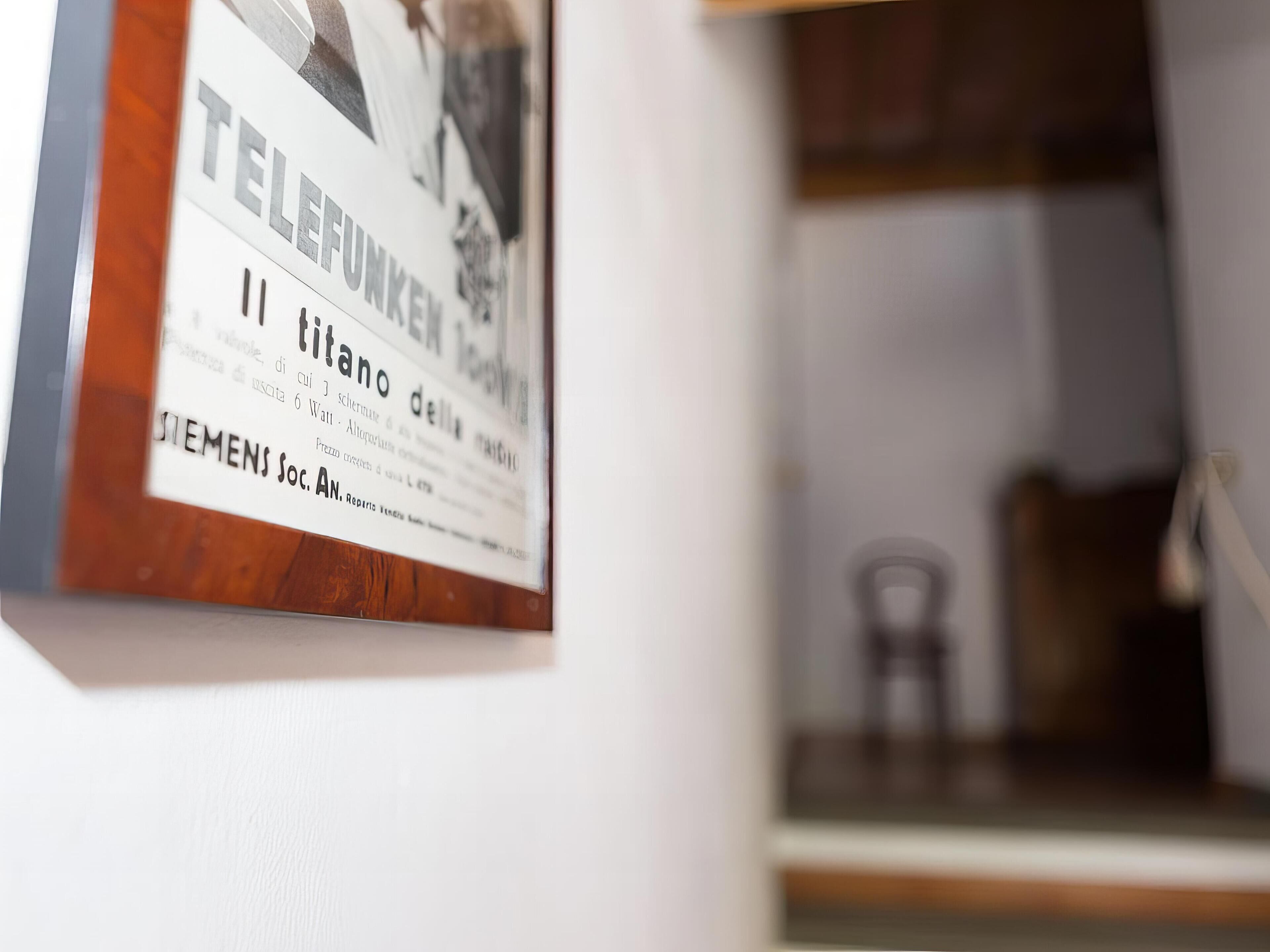 Un recorte de periódico en un marco colgado en la pared.