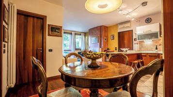 Apartment, 2 Bedrooms, Kitchen | Private kitchen | Fridge, oven, stovetop, electric kettle