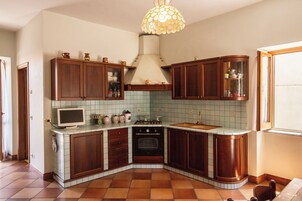 Apartamento, 2 quartos, sacada | Cozinha privada | Geladeira, fogão, cooktop, talheres/pratos/utensílios de cozinha