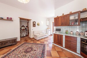 Apartamento, 2 quartos, sacada | Área de estar | TV de tela plana