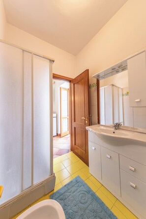Apartamento, 2 habitaciones, balcón | Baño | Ducha, secador de pelo y toallas