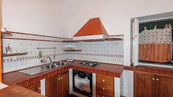 Apartamento, 2 quartos, cozinha | Cozinha privada | Geladeira, fogão, cooktop, talheres/pratos/utensílios de cozinha