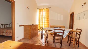 Apartamento, 2 quartos, cozinha | Sala de jantar