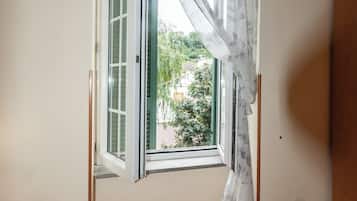 Apartamento, 2 quartos, cozinha | 2 quartos, ferros/tábuas de passar roupa, Wi-Fi de cortesia