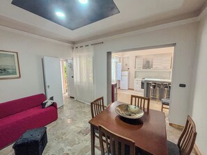 客房, 3 間臥室, 露台 | 起居區 | 平面電視