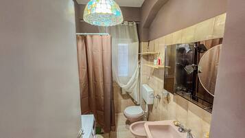 Xalet, 2 dormitoris, terrassa | Bany | Dutxa, assecador de cabells i tovalloles