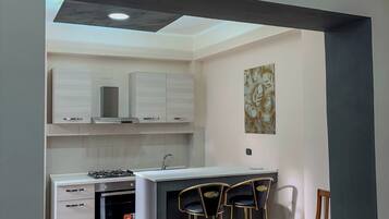 Chalet, 2 chambres, terrasse | Cuisine privée | Réfrigérateur, micro-ondes, four, plaque de cuisson