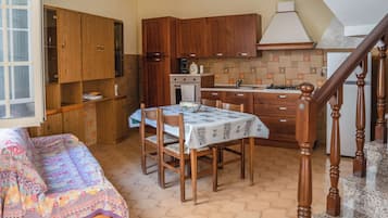 House, 2 Bedrooms, Terrace | Private kitchen | Full-sized fridge, microwave, oven, stovetop