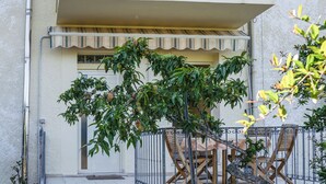 A two-story building with a balcony, a door, and a staircase leading to the entrance. - Casa A Modolo - Francesca (Modolo)