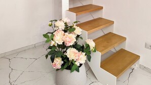 A modern staircase with wooden steps and white walls. - La Giulietta (Tortorella)