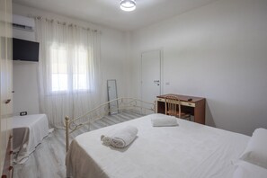 Chambre, 1 grand lit, balcon, vue sur la mer | Bureau, fer et planche à repasser, accès au Wi-Fi (inclus)
