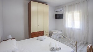 Rom, 1 queensize-seng, balkong, sjøutsikt