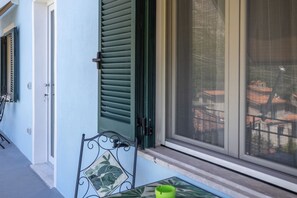 Chambre, 1 grand lit, balcon, vue sur la mer | Terrasse/patio