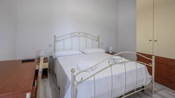 Room, 1 Queen Bed, Balcony, Sea View | Desk, iron/ironing board, free WiFi