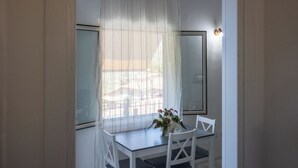 Rom, 1 queensize-seng, balkong, sjøutsikt | Spisestue