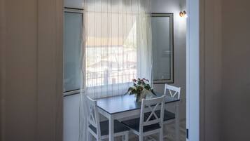 Room, 1 Queen Bed, Balcony, Sea View | Dining room