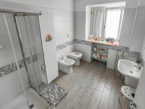 Apartment, 2 Bedrooms, Terrace | Bathroom | Shower, free toiletries, hair dryer, towels - Appartamento vicino al Centro Storico e al Mare (Agropoli)