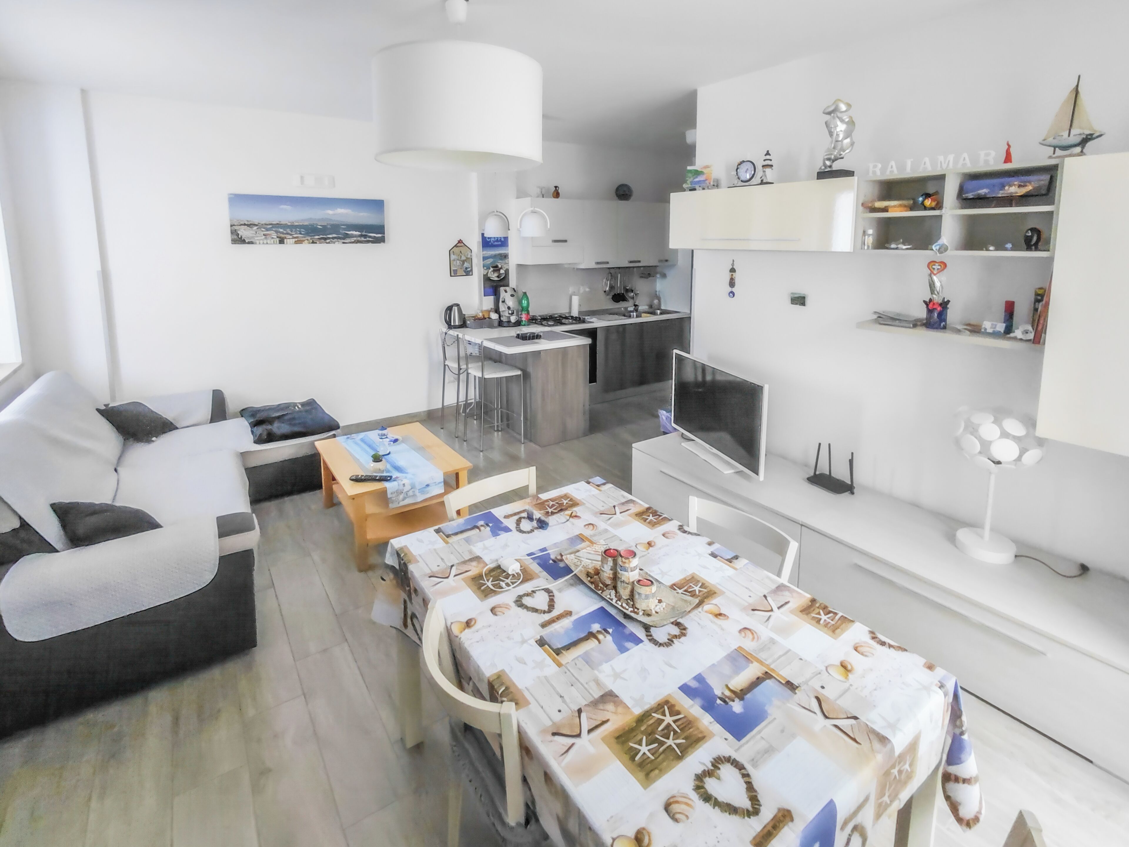 Appartamento, 2 camere da letto, terrazzo | Area soggiorno | TV a schermo piatto