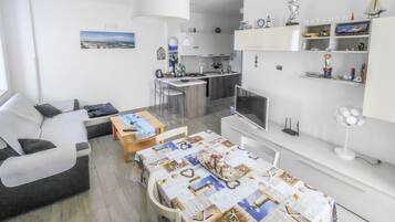Appartamento, 2 camere da letto, terrazzo | Area soggiorno | TV a schermo piatto