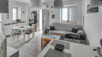 Apartment, 2 Schlafzimmer, Terrasse | Wohnbereich