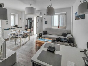 Căn hộ, 2 phòng ngủ, hiên | Khu phòng khách | TV màn hình phẳng 