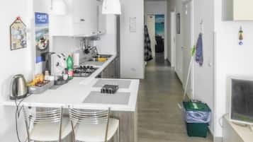 Appartamento, 2 camere da letto, terrazzo | Area soggiorno | TV a schermo piatto