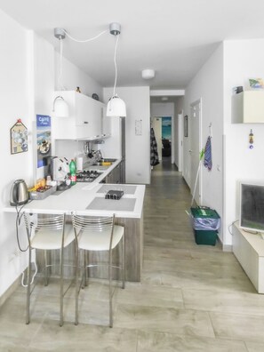 Căn hộ, 2 phòng ngủ, hiên | Khu phòng khách | TV màn hình phẳng 