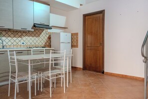 Apartment, 2 Schlafzimmer, Balkon | Eigene Küche | Kühlschrank, Ofen, Herdplatte, Kochgeschirr/Geschirr/Besteck