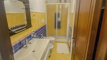 Apartment, 2 Bedrooms, Balcony | Bathroom | Shower, hair dryer, towels, toilet paper