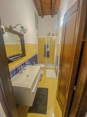 Apartment, 2 Bedrooms, Balcony | Bathroom | Shower, hair dryer, towels, toilet paper - La Discesa Di San Giuseppe (Termini Imerese)