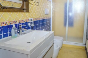 Apartment, 2 Schlafzimmer, Balkon | Badezimmer | Dusche, Haartrockner, Handtücher, Toilettenpapier