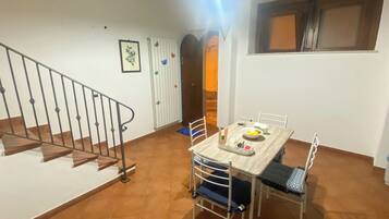 Appartamento, 2 camere da letto, balcone | Cucina privata | Frigorifero, forno, piano cottura, pentole/stoviglie/utensili