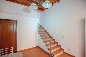 Una escalera con peldaños decorados y una puerta de madera.