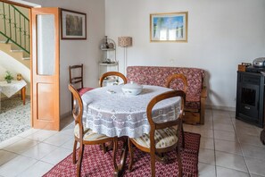 Hus, 2 soverom, badstue | Oppholdsområde | Flatskjerm-TV