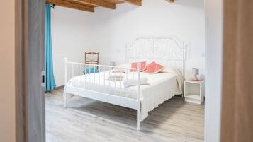 4 bedrooms, iron/ironing board, free WiFi, bed sheets