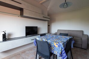 Apartamento, 2 habitaciones, balcón | Zona de estar | Una televisión de pantalla plana