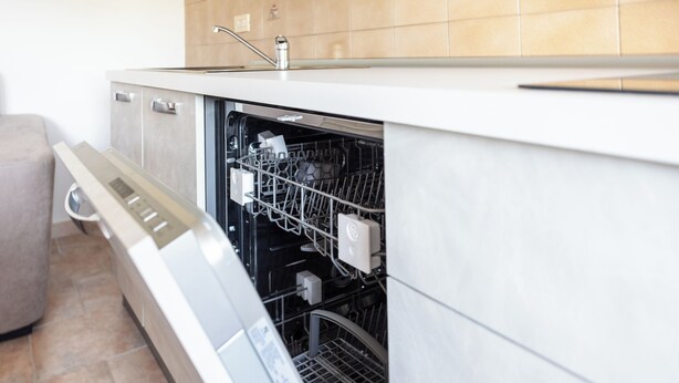 Una cocina moderna con lavavajillas, un lavabo y una encimera.
