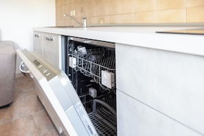 Appartement, 2 chambres, balcon | Cuisine privée | Réfrigérateur, four, plaque de cuisson, lave-vaisselle