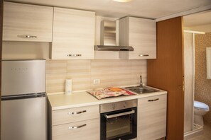 Apartment, 1 Bedroom, Courtyard Area | Private kitchen | Fridge, microwave, oven, cookware/dishes/utensils - Casetta Nel Cortile (Trapani)