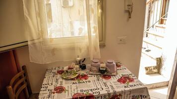 Apartment, 1 Schlafzimmer, zum Innenhof hin | Eigene Küche | Kühlschrank, Mikrowelle, Ofen, Kochgeschirr/Geschirr/Besteck