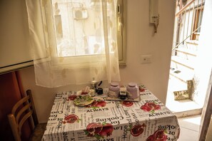 Apartamento, 1 quarto, no pátio | Cozinha privada | Geladeira, micro-ondas, fogão, talheres/pratos/utensílios de cozinha