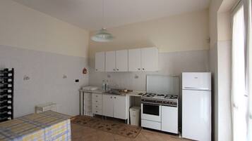 House, 3 Bedrooms, Patio | Private kitchen | Fridge, oven, coffee/tea maker, cookware/dishes/utensils